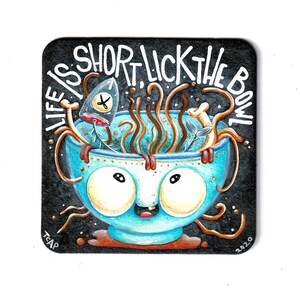 Divertido original arte Home Signo, shelf sitter, nevera imán - la vida es lamer el tazón - pintura acrílica en una montaña rusa de cartón reciclado