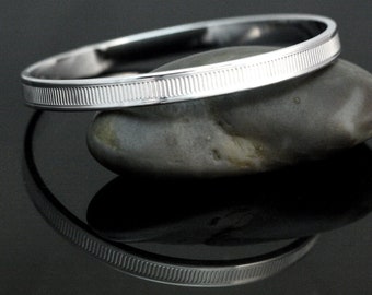 Lateral Knurl Bangle