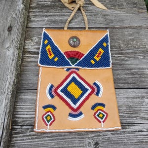 pärlbesatt medicinväska, vintage-inspirerad väska i sydländsk slättstil, handgjord silverknapp