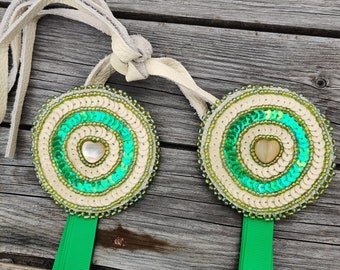 Grüne Powwow Haarspange, Seitentropfen, Pailletten Haargähnchen, Perlen, ausgefallenes Tuch, Jingle Dress Dance