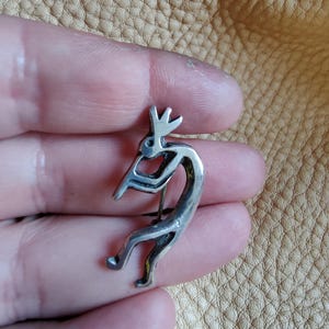 Petite broche kokopelli en argent moulé dans le sable, navajo vintage
