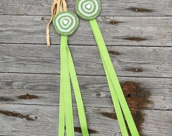 Grüne Powwow Haarspange, Seitentropfen, Pailletten Haargähnchen, Perlen, ausgefallenes Tuch, Jingle Dress Dance