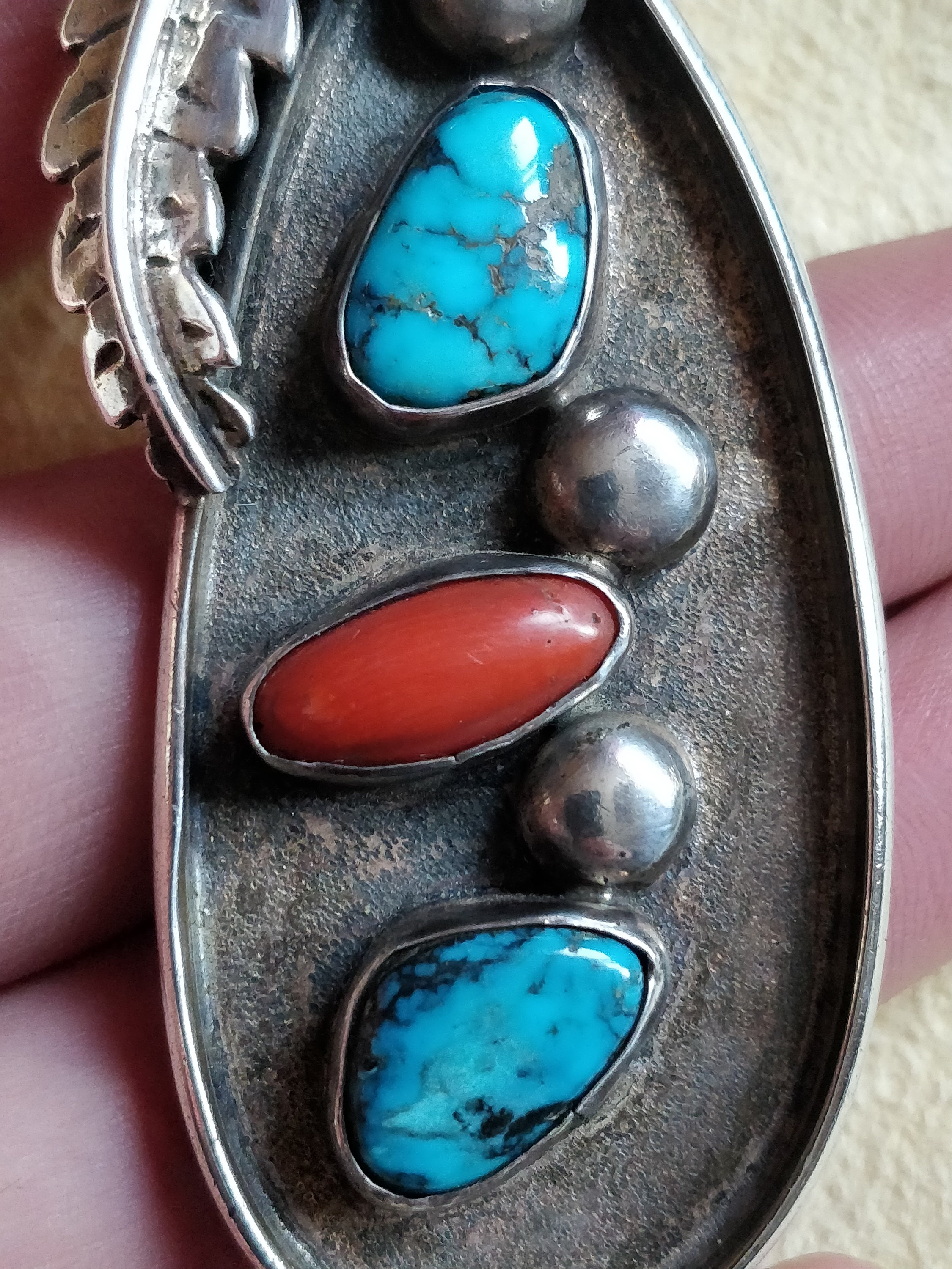 Grande Broche Vintage Navajo En Métal Mixte Avec Corail Rouge - Cabochon Serti Clos