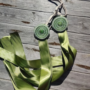 Grüne Powwow Haarspange, Seitentropfen, Pailletten Haargähnchen, Perlen, ausgefallenes Tuch, Jingle Dress Dance