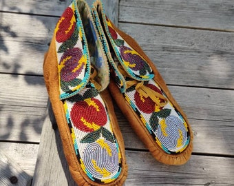 Cree or Ojibwa made puckered moccasins, 1960-80 Native American made, never worn, from collector