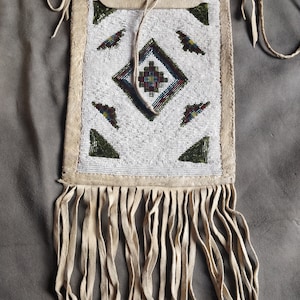 Perlentasche im Plateau-Stil, Indianer inspiriert, Perlentasche, flache Vintage Tasche mit Patina