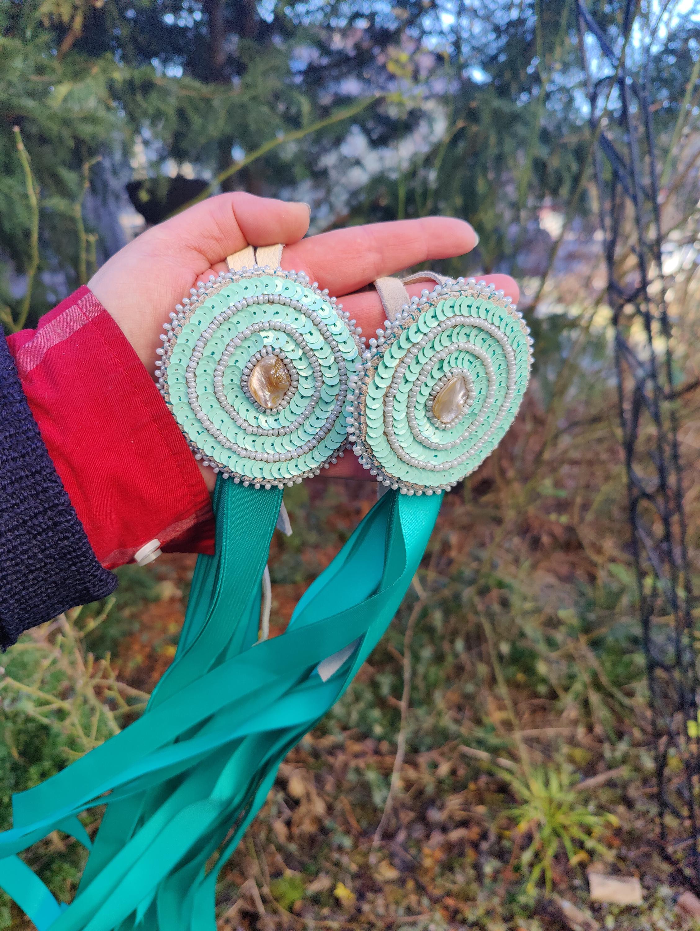 Grüne Powwow Haarspange, Seitentropfen, Pailletten Haargähnchen, Perlen, ausgefallenes Tuch, Jingle Dress Dance