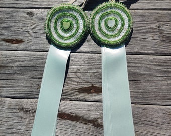 Grüne Powwow Haarspange, Seitentropfen, Pailletten Haargähnchen, Perlen, ausgefallenes Tuch, Jingle Dress Dance