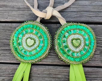 Grüne Powwow Haarspange, Seitentropfen, Pailletten Haargähnchen, Perlen, ausgefallenes Tuch, Jingle Dress Dance