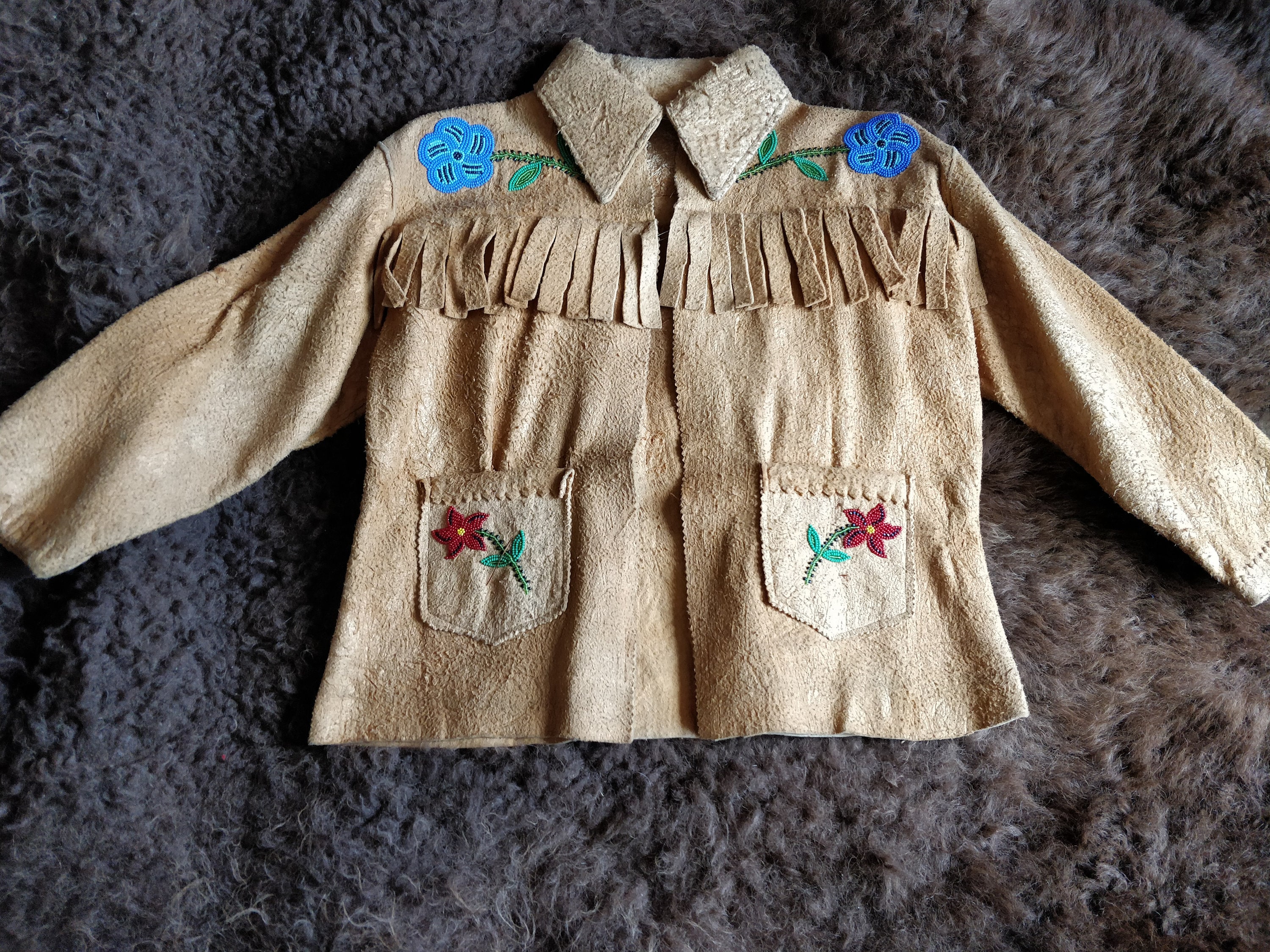 Niños tamaño Cree alce piel chaqueta bronceado nativo vestido nativo con cuentas Ropa Ropa para niño Chaquetas y abrigos ca 1940-70 