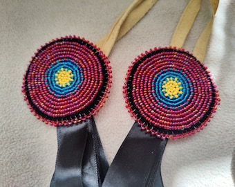 Hairties de powwow azules y amarillos, caídas laterales, lazos para el cabello en forma de roseta, cuentas, chal elegante, vestido de baile con cascabeles