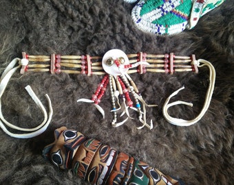 Choker perlé, collier de style américain indigène avec lune, pipes à cheveux, dents de renard, bells de faucon, chocker sioux fait à la main, cuirasse