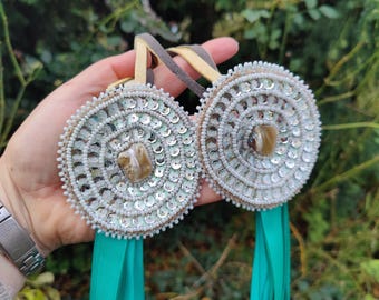 Elastici per capelli powwow bianco sporco/grigio, ciocche laterali, elastici per capelli con paillettes, perline, scialle elegante, abito da ballo tintinnante