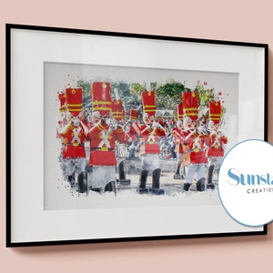 Puede incluir: Una pintura de acuarela de un grupo de soldados de juguete con uniformes rojos y negros tocando instrumentos. Los soldados marchan en fila y están rodeados de un fondo blanco con salpicaduras de pintura azul.