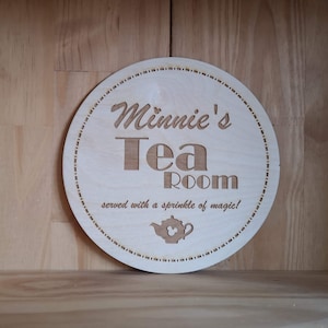 Minnie&#39;s oder Mickey&#39;s Tea Room Gravierte Holzplakette, Disney Kitchen Home Decor, Disney Wall Decor, Inspiriert von Disney, Neutrales Disney Decor