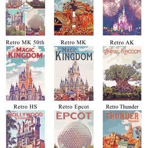 K&ouml;nnte beinhalten: Eine Sammlung von Postern im Retro-Stil mit verschiedenen Attraktionen aus Disney-Themenparks. Die Poster zeigen Bilder von Cinderella's Schloss, dem Baum des Lebens, dem Hollywood Tower Hotel und Spaceship Earth, mit Text wie "Retro 4 Parks" und "Retro MK 50th".