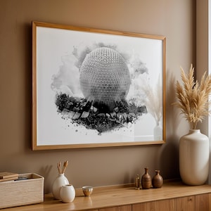Può includere: Una stampa ad acquerello in bianco e nero dell'attrazione Spaceship Earth a Epcot nel Walt Disney World. La stampa è incorniciata in una cornice in legno naturale.