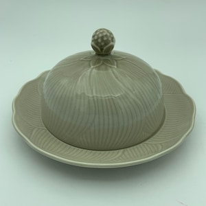 Vintage Mikasa Larry Laslo Spring Iris Pattern #FT725 Tan 2-Piece Flower Shaped Round Dome Covered Butter Serving Dish