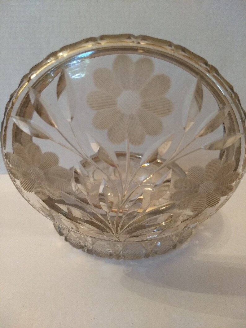 Vintage Crystal Cut Glass Engraved Floral Daisy Hinged Trinket Jewelry Powder Dresser Box With Silver Toned Metal Trim