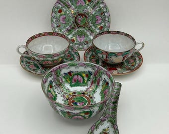 Vintage 7-Piece Fabricado Made In Macau Rose Medallion Chinese Porcelain Dinnerware Set Includes Rice Bowl, Spoon, Plate, 2 Cups & 2 Saucers
