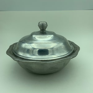 Vintage Wilton Armetale RWP Columbia PA Metalware Queen Anne 9 Inch Scalloped Edge Round Lidded Covered Dish Vegetable Serving Bowl
