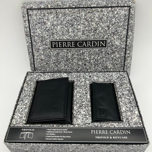 Vintage Pierre Cardin hecho a mano cuero negro genuino juego de accesorios de 2 piezas para hombre incluye billetera triple de 4" y estuche para llaves en caja original