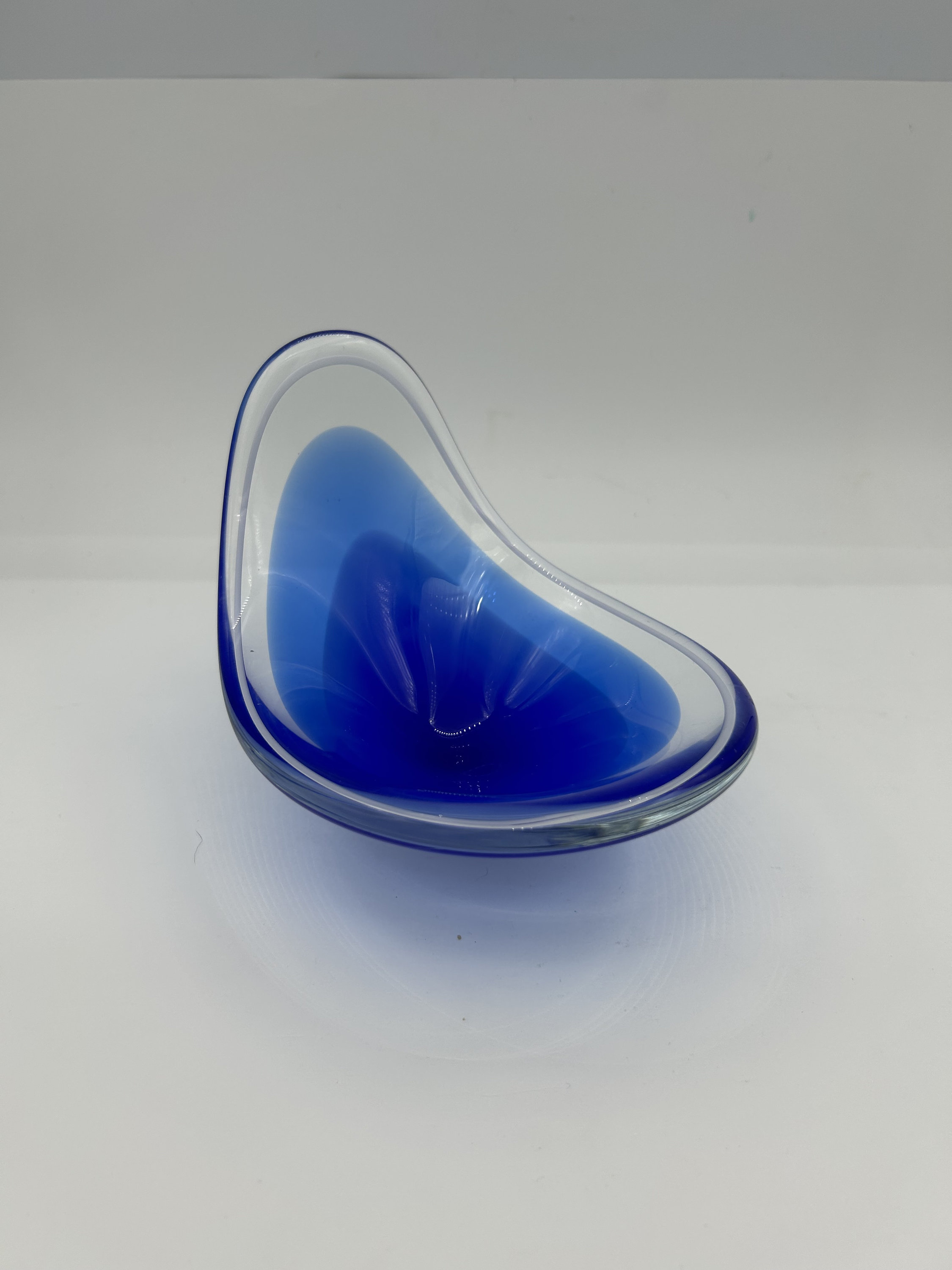 工芸品 Swedish Flygsfors art glass Coquille Flygsfors Coquille Cobalt Blue Cased Blown Art Glass Bowl