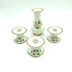 Juego vintage de 4 piezas Lindner Kueps, Baviera, Alemania. Jarrón pequeño de 10 cm y 3 candelabros, firmados a mano, con flores tridimensionales y detalles dorados.