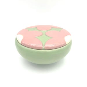 Whitney Smith Pottery 5" Green Ceramic Dressing Powder Jar Trinket Jewelry Box With Lid And Raised Pink Daisy Flower Motif Made In China