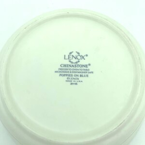 Juego de vajilla vintage de 4 piezas Lenox Chinastone con diseño floral de amapolas sobre fondo azul. Incluye dos tazas planas de 237 ml, una jarra para crema de 237 ml y un tazón para sopa o cereal. imagen 10