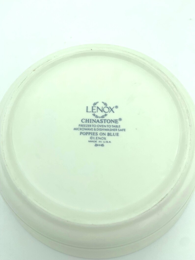Juego de vajilla vintage de 4 piezas Lenox Chinastone con diseño floral de amapolas sobre fondo azul. Incluye dos tazas planas de 237 ml, una jarra para crema de 237 ml y un tazón para sopa o cereal. imagen 10