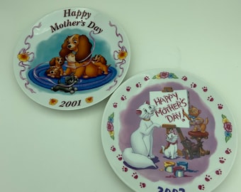 Set Of Two Vintage Grolier Collectibles Disney&#39;s Mother&#39;s Day 8&quot; Plates Includes 2001 &quot;Wrapped Up In Love&quot; And 2002 &quot;For The Purr-fect Mom!&quot;