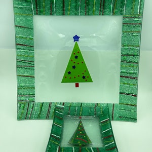 Gorham Crystal 5-Piece Christmas Splendor Pattern Fused Glass Christmas Tree Serving Set Includes 13&quot; Square Platter & Four 5&quot; Square Plates