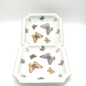 Dos platos cuadrados vintage Andrea By Sadek de 20 cm (8") pintados a mano con motivos de mariposas multicolores, ideales como centro de mesa para dulces (n.º 8581), con detalles y ribete dorados.