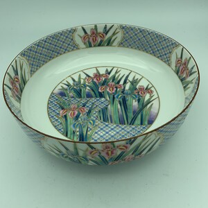 Japanese Floral And Gold Gilt Asian Motif Signed Decorative Porcelain 9 Inch Round Centerpiece Vegetable Serving Bowl