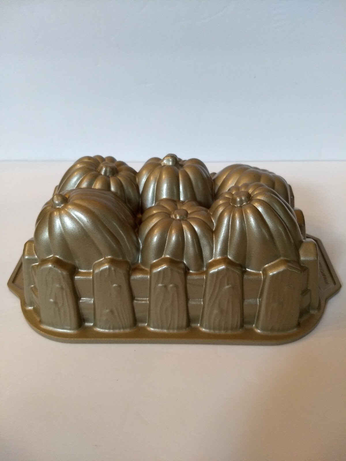 Nordicware 12 AUTUMN Harvest PUMPKIN PATCH Bundt Muffin Pan HEAVY Cast –  Tarlton Place