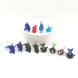 Juego de decoración vintage de 12 piezas para acuario: figuras de peces en miniatura de vidrio artístico de 2.5 cm (1 pulgada) con colgantes. Incluye 6 delfines, 4 ballenas, un tiburón y peces koi.