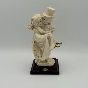 Original Vintage Signed Giuseppe Armani Florence Italy &quot;Just Married&quot; Bride & Groom 7&quot; Wedding Sculpture Figurine (AS IS-Fair Shape W/ Chip)