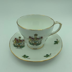 Vintage 2-Piece Duchess Bone China England Canada Coat Of Arms Maple Leaf Teacup And Saucer Set With Scalloped Edge And Gold Trim
