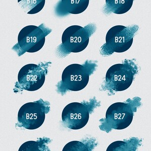 Puede incluir: Un conjunto de 15 pinceladas de acuarela azul, cada una con una textura y forma &uacute;nicas. Las pinceladas est&aacute;n etiquetadas con n&uacute;meros del B16 al B30.
