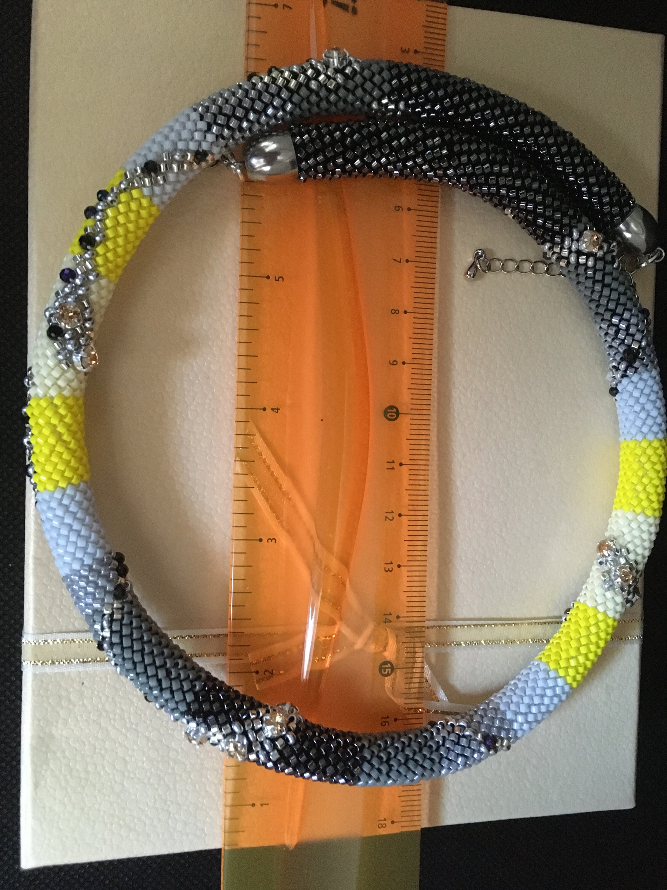 Schwarze graue und gelbe Farbverlaufs-Saatperlenkette | Etsy