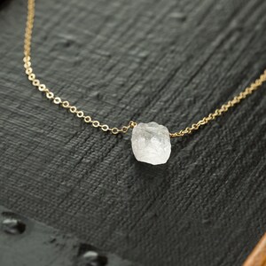 Clear Quartz Pendant, Raw Crystal Necklace, Raw Stone Necklace, Crystal Choker, Tiny Crystal Pendant, Self Care Gift Box, Raw Crystal Choker imagem 2