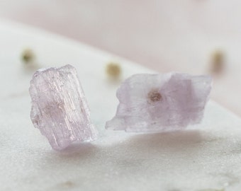 Kunzite Earrings, Mismatched Earrings, Kunzite Palmstone, Raw Kunzite Crystal, Purple Earrings, Gift Ideas For Her, Raw Healing Crystals,Raw