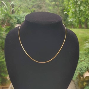 Vintage Gold Tone 1.5mm Herringbone Serpentine Chain Necklace 16 pollici Brand New Vintage Stock Classic Semplicistico Unisex Minimal Layering