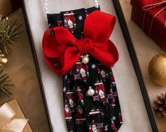 Colar com gravata de Papai Noel e laço vermelho | Colar marcante para as festas de fim de ano | Gravata natalina feminina festiva | Presente para festa de escritório