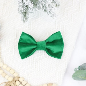 Green Velvet Dog Bow Tie, Christmas Dog Bow Tie, Emerald Green Bow Tie, Holiday Dog Bow Tie, Dog Collar Bow tie, Dog Velvet Bow Tie