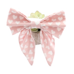 Blush roze harten Valentijnsdag zeemansstrik, lichtroze en witte harten, strik meisjeshalsband, hondenzeemanstrik, hondenstrikje, elastische nekstrik