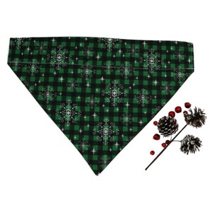 Bandana à carreaux verts flocon de neige / Bandana pour chien de Noël / Au-dessus du collier / Bandana pour chien réversible / Bandana pour chien d’hiver / Cadeau amoureux des animaux