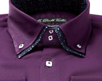 Könnte beinhalten: Nahaufnahme eines lila Hemdes mit Doppelkragen. Der Kragen und die Manschetten haben ein gemustertes Futter. Das Hemd hat weiße Knöpfe und eine Tasche. Der Text "The Double Collar" und "Limited Edition" sind sichtbar.