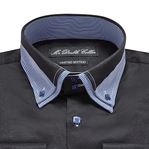 Puede incluir: Primer plano de una camisa negra con diseño de doble cuello. El cuello presenta un patrón de rayas azules y blancas en la parte inferior y una franja azul sólida en el interior. La camisa tiene botones azules y el texto "Mr. Double Collar" y "LIMITED EDITION".